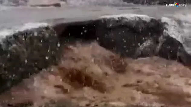 Karakoçan'da dereler taştı, yol çöktü!