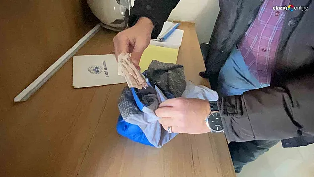 Paraları sakladığı yer ekipleri hayrete düşürdü