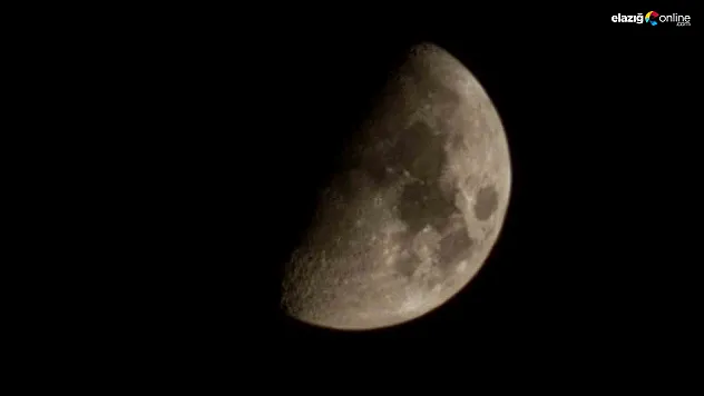 Elazığ'da Geceyi Renklendiren Yarım Ay Hayran Bıraktı!
