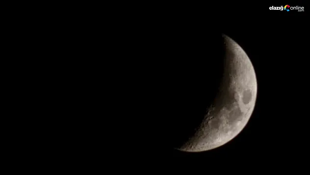 Elazığ'da Yarım Ay Gökyüzünü Süslendi: Kartpostallık Manzara!