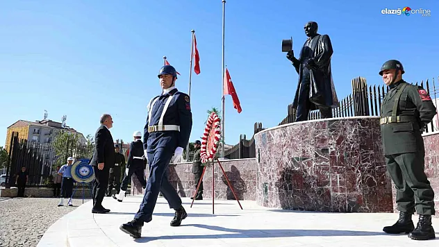 Elazığ'da Zafer Bayramı Kutlamaları Çelenk Sunumu İle Başladı!