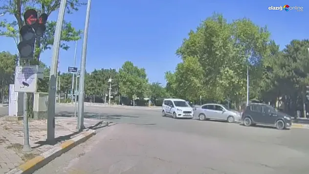 Elazığ'da Zincirleme Kaza! Kaza Anı Güvenlik Kamerasına Yansıdı!