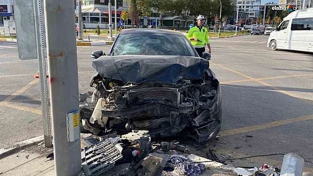 Elazığ'da Zincirleme Trafik Kazası: 4 Kişi Yaralandı!