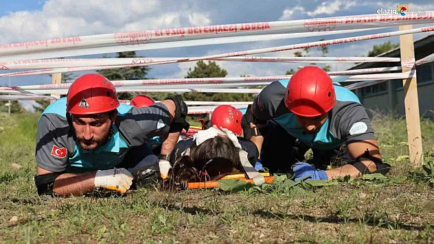 Elazığ UMKE'de Sağlıkçıların Komando Eğitimi Sona Erdi: Afetlere Hazırlık Tamam!