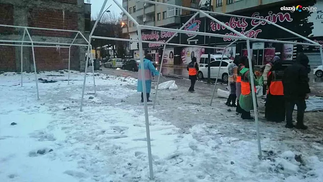 Elazığ'daki enkaz alanına çadırlar kuruluyor