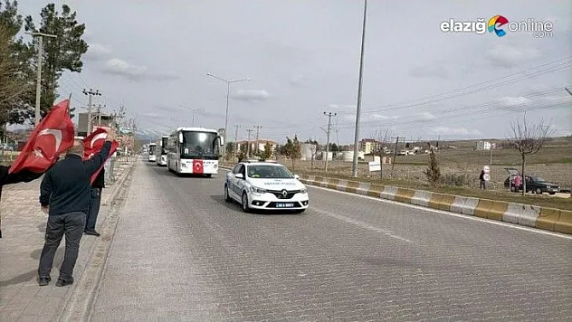 Elazığ'dan Suriye'ye giden JÖH timlerine yol üzerinde sevgi seli
