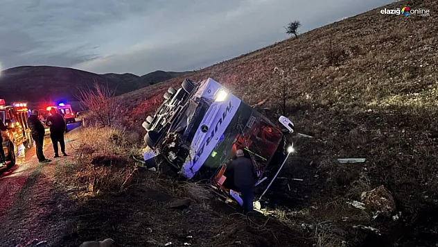 Elazığ Firmasına Ait Otobüs Afyonkarahisar'da Devrildi: 2 Ölü, 21 Yaralı!