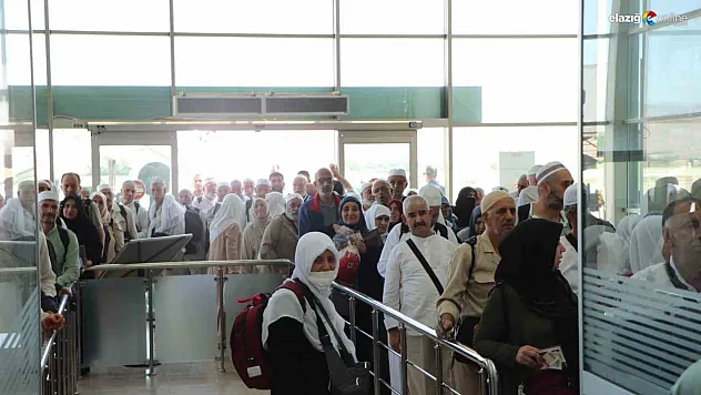 Elazığlı Hacılar Gözyaşlarıyla Karşılandı: Havalimanında Duygusal Anlar!