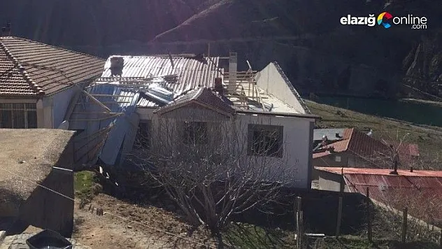 Elazığ'da fırtına çatıları uçurdu