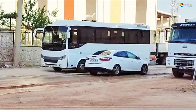 Elazığ'ın bozuk yolları vatandaşı canından bezdirdi!