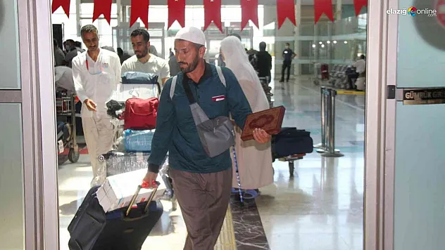 Elazığ'ın ilk hacı kafilesi gözyaşlarıyla karşılandı