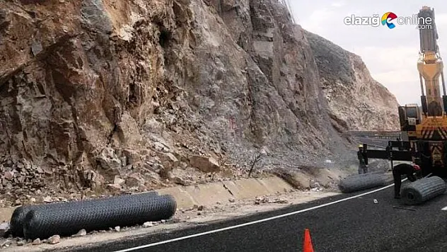 Elazığ - Keban karayoluna tel örgü çekiliyor