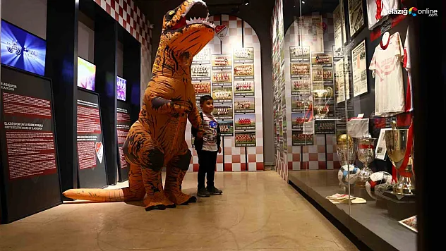 Elazığ Kent Müzesi'nde Sürpriz Konuk! Görenler Şaşkınlığını Gizleyemedi