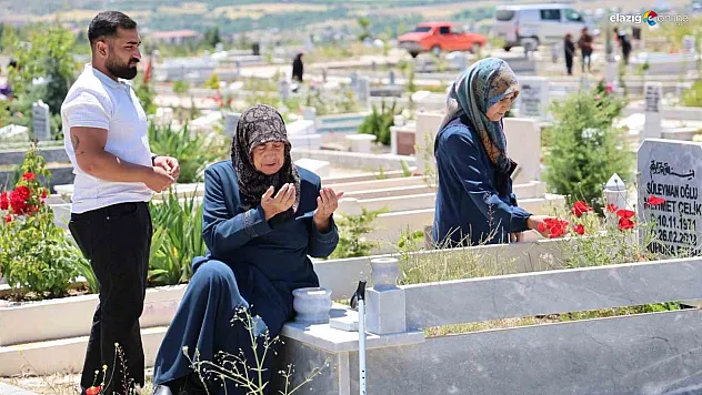 Elazığ'da Arife Gününde Duygusal Anlar: Vatandaşlar Mezarlıklara Akın Etti