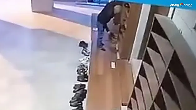 Elazığ pes dedirten görüntü: Eskiyi bıraktı, yeni botu giyip gitti