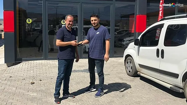 Oto yıkamacıda çalışan işçiden örnek davranış