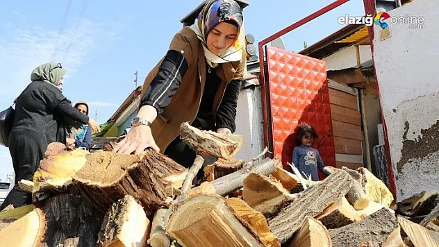 Elazığlı kadınlardan ihtiyaç sahibi ailelere yakacak yardımı