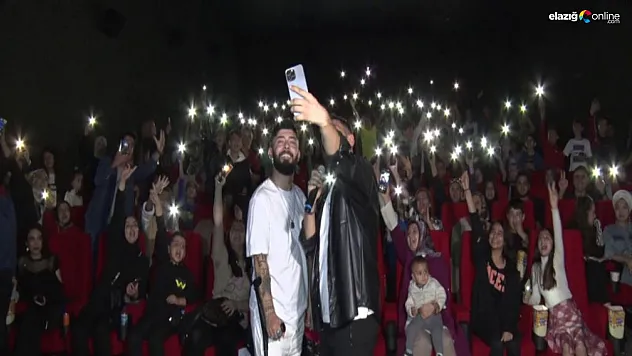 Elazığlı sanatçı Burak Bulut memleketi Elazığ'da sinemaseverlerle bir araya geldi