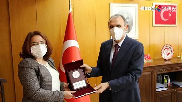 En etkili bilim insanlarına plaket verildi