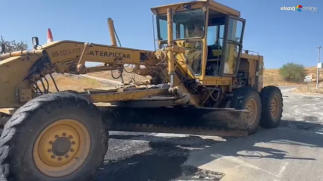 Elazığ'da Asfalt Çalışmasına Katılan Kadın Muhtar, Sahadaki Duruşuyla Göz Doldurdu!