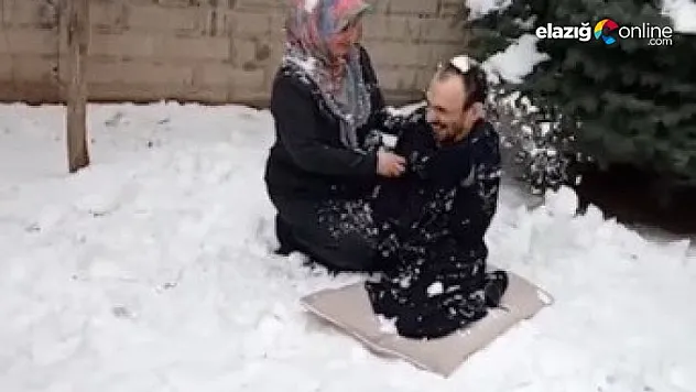 Engelli genç ailesi ile kar topu oynadı, o anlar yürekleri ısıttı
