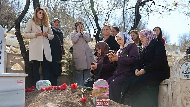 Elazığ'da Duygusal Anlar! 8 Mart'ta Semra Demirelli Mezarı Başında Anıldı!