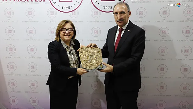 Fatma Şahin'den Rektör Göktaş'a övgü yağmuru!