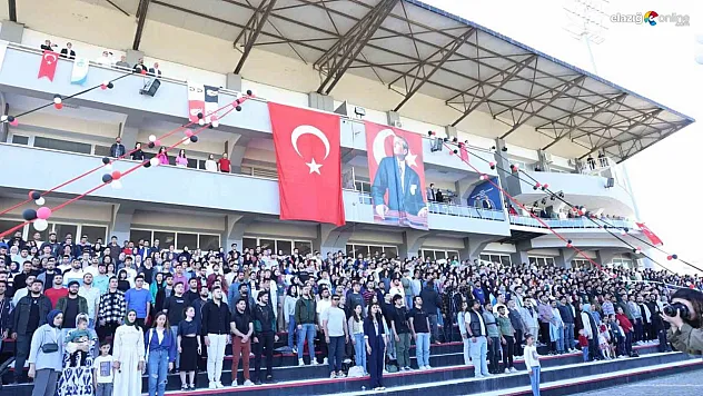 Koşu öncesi öğrencilerden mini konser!