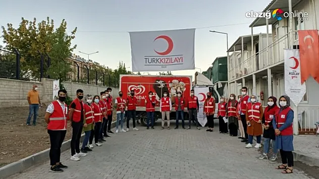 Genç Kızılay depremzede minikleri yalnız bırakmıyor