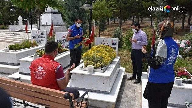 Gençler, şehitleri ve babalarını unutmadı