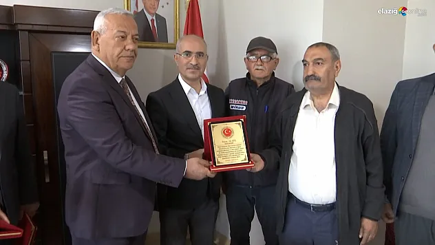 Genel Sekreter Ali Şiş ve Meclis Üyelerine Sarıçobanlılardan plaket