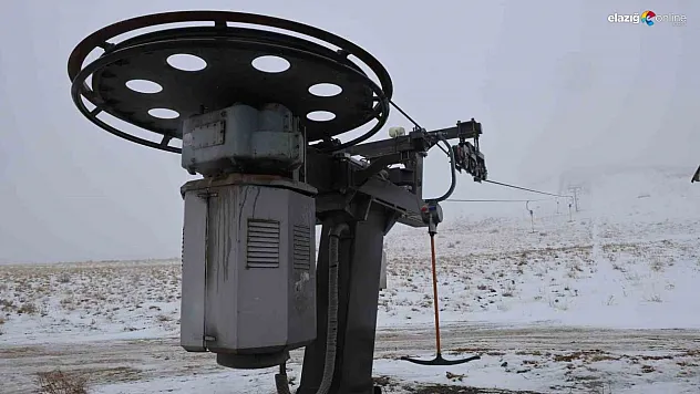 Göl manzaralı kayak merkezi 'kara' hasret kaldı