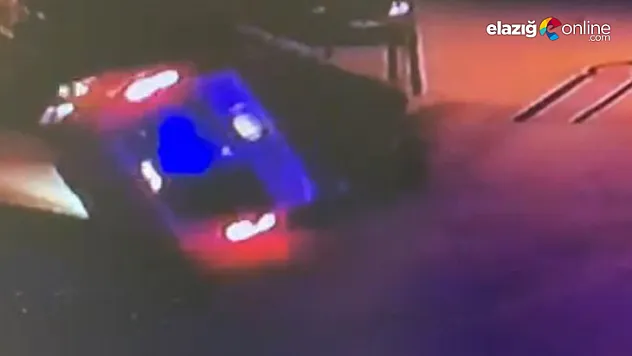 Hafif ticari araç parktan çıkarıldığı sırada takla attı