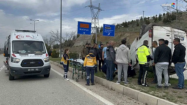 Elazığ'da Feci Kaza! Araç Refüje Çıktı, Ağaca Çarpıp Takla Attı!