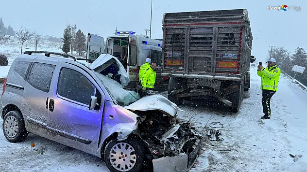 Hafif ticari araç tıra ok gibi saplandı, 2 ölü!