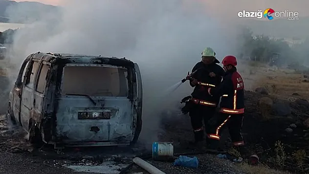 Hafif ticari araç yanarak kullanılamaz hale geldi