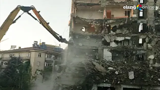 Hasarlı bina kontrollü şekilde yıkıldı