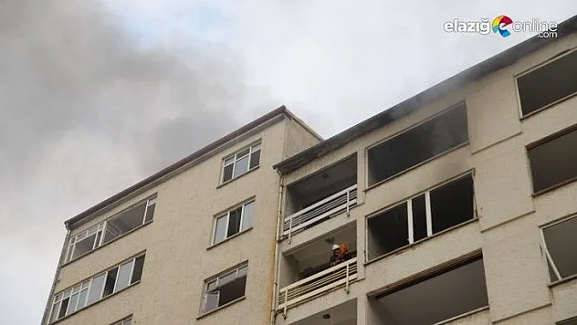 Hasarlı binada çıkan yangın itfaiye ekiplerince söndürüldü