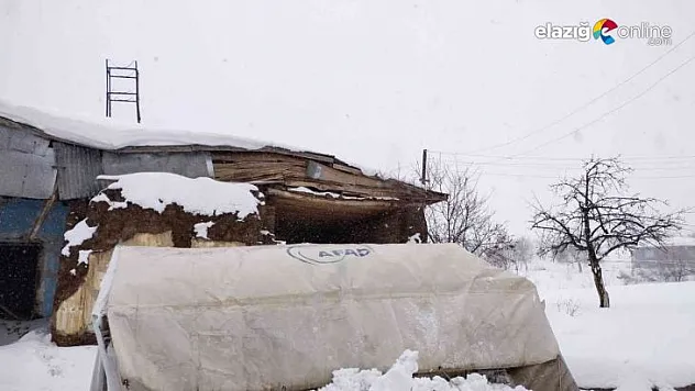 Hayvanlarının yemi karla kaplı çadırın altında kalan engelli vatandaşın imdadına jandarma koştu