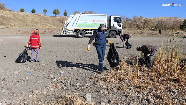 Elazığ İl Özel İdaresi'nden Çevreye Duyarlı Hamle! Hazar Gölü'nde Temizlik Seferberliği!
