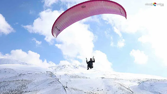 Göl manzarası eşliğinde yamaç paraşütü keyfi