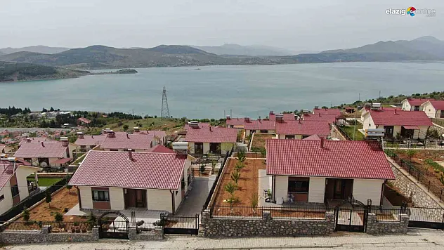 TOKİ'nin Elazığ Gezin Köyü'nde Yükselen Göl Manzaralı Evleri, Tatil Beldesini Andırıyor!