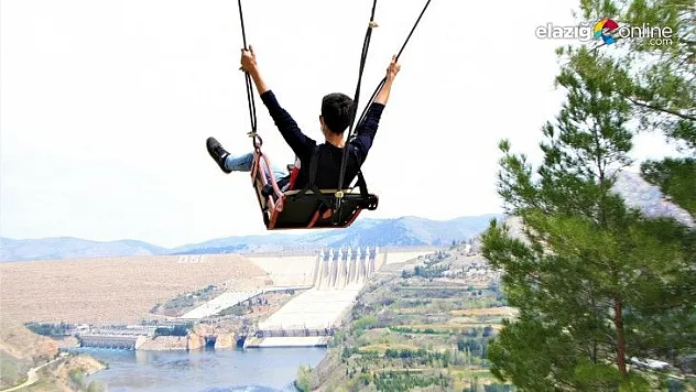 Dev salıncak hem korku, hem keyif veriyor