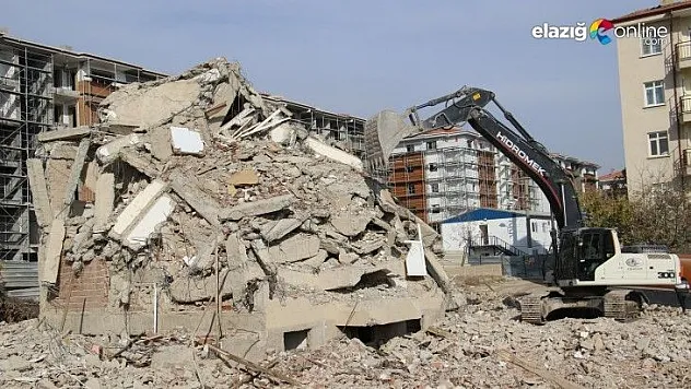 Hem yıkım, hem yapım çalışması sürüyor