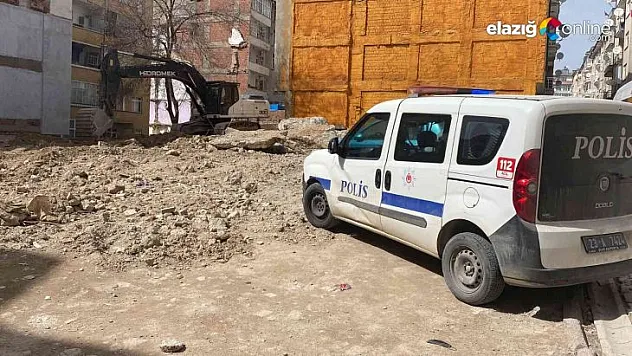 Husumetlilerin arasında kalan işçi yüzünden yaralandı