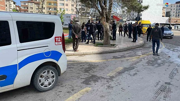 Elazığ'da Dehşet Anları! Husumetli Şahıs, Caddede Bıçakla Saldırdı!