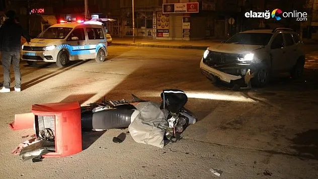 İki araç kaza yaptı, biri savrulup motosikletli kuryeye  çaptı
