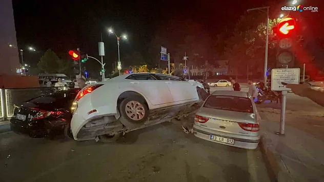 Elazığ'da ilginç kaza! Bir otomobil iki araç arasına sıkıştı