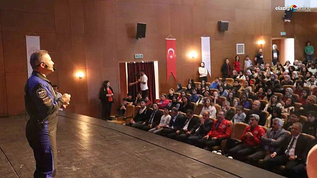 İlk Türk astronot Alper Gezeravcı öğrencilerle buluştu