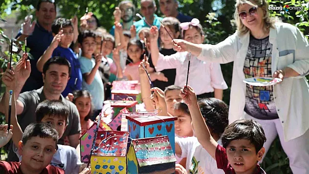 Elazığ'da minik ellerden, sokak hayvanlarına anlamlı destek!